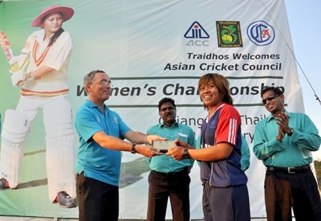 Thai captain Sornnarin Tippoch accepts her player of the tournament award during the closing ceremony.