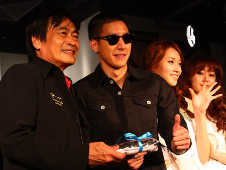 Deputy Mayor presents a festival symbolic shirt to Tono the Star