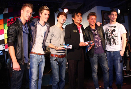 The United receives festival symbolic shirts from deputy mayor Ronnakit