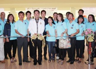 Mayor Itthiphol Kunplome cuts the ribbon to officially open the Lions Club of Pratamnak Charity Bowling Tournament held at the Blu-O Bowling in the Avenue Shopping Plaza recently. Somyos Khotkhen, president of Lions Pratamnak-Pattaya City said that the funds raised from this tournament would be used for scholarships for underprivileged children and for the treatment of people who need treatment for cataracts.