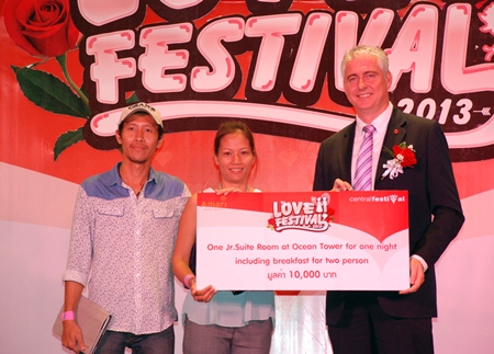 Brendan Daly (right), GM of the Amari Orchid Pattaya presents the winning prize of a Junior Suite Room in the Ocean Tower to Keawalin Juejan and Surapol Tongprasert, the lucky winners of the Love Festival 2013 recently.