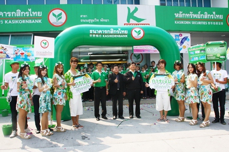 Deputy Mayor Verawat Khakhay (center) and bank deputy director of service and sales Thonakrit Bunyathawornchai (center, right), along with management and staff signal the beginning of Kasikorn Bank’s Money Festival.