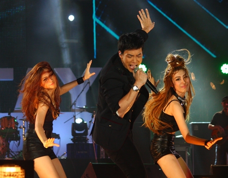 Bee The Star performs with dancers and sings his hit song ‘Na But Now’.