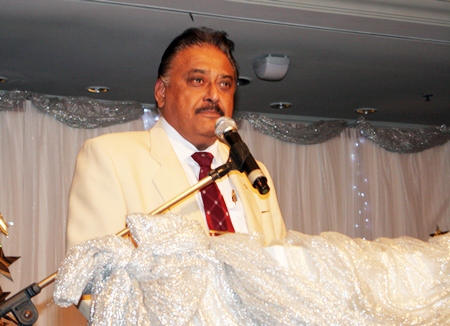 Pattaya Mail Media Group MD Peter Malhotra is the MC and auctioneer for the evening.