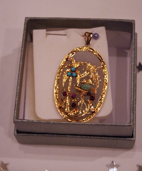 A beautiful gold brooch was up for auction.