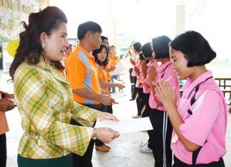 Sunisa Sombun (left), assistant director of Photisampan Pittayakarn School, presents certificates to children who participated in the science camp.