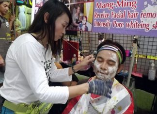 Laddawan Saeyuang works her “mang ming” hair removal system on a customer.