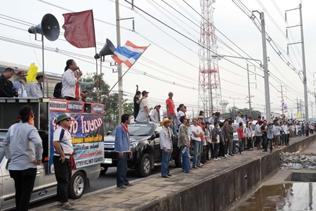 Around 2,000 striking workers at General Motors (Thailand) Co.’s Rayong factory are picketing outside the plant, saying the automaker added a Saturday shift without paying overtime.  Company officials have agreed to meet, but are denying wild claims the company is losing 10 billion baht a day during the strike. 