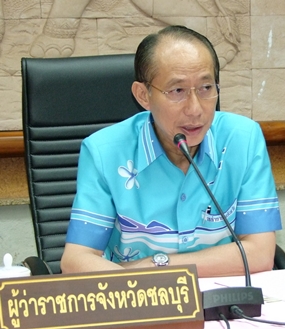 Gov. Khomsan Ekachai presides over a meeting to look into solving traffic problems in Chonburi.