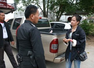 Suphawan Piemmun (right) tells police what she thinks happened with around 700,000 baht she allegedly found alongside the road.