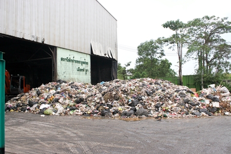 Krathinglai residents are asking city officials to do something about the putrid odors emitted by the city’s garbage-separation station on Soi Sukhumvit 3.