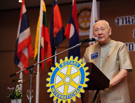 Past Rotary International President Bhichai Rattakul presents his keynote speech.