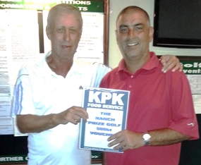 Geoff presents the KPK voucher to medal competition winner Mark West (right).
