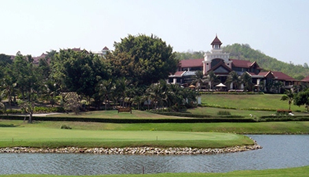 Springfield Royal Country Club Clubhouse from behind the 18th green.