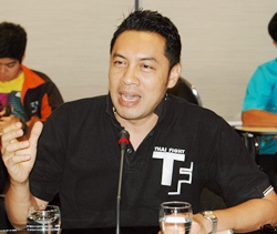 Nopparat Poottharatanamanee, Deputy Managing Director of ‘Thai Fight’, talks to city officials and police representatives at the meeting held March 18 at Pattaya City Hall.