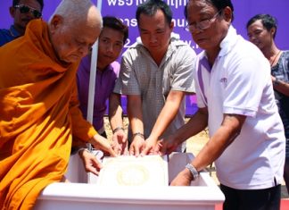 (L-R) Provost Sopon Pattanaphirom, the Abbot of Wat Thung Hiang and the advisor of Monnang monks committee, blesses the headstone as it is put in place by Chisanucha Phakdeesaneha, CEO of Porch Land, Chalerm Khonjaem, partner of La Santir project, and Phokphol Phakdeesaneha, MD Vorakit Construction and owner of the project, for the La Santir development located on Chaiyapruek Road.