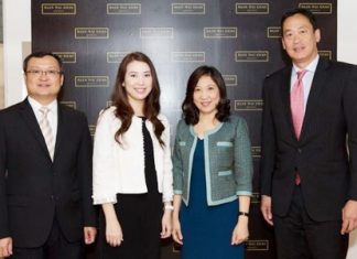 (From left to right): Uthai Uthaisangsuk, Senior Executive Vice President for Condominium Business and Project Development, Sansiri PCL, Charinya Youngprapakorn, Associate Director - Head of Marketing Services, CBRE Thailand, Aliwassa Pathnadabutr, Managing Director, CBRE Thailand, and Srettha Thavisin, President, Sansiri Public Company Limited, pose for a photo after inking the new sales contract.
