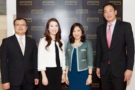 (From left to right): Uthai Uthaisangsuk, Senior Executive Vice President for Condominium Business and Project Development, Sansiri PCL, Charinya Youngprapakorn, Associate Director - Head of Marketing Services, CBRE Thailand, Aliwassa Pathnadabutr, Managing Director, CBRE Thailand, and Srettha Thavisin, President, Sansiri Public Company Limited, pose for a photo after inking the new sales contract.