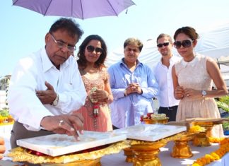 Universal Group managing director Harish Manwani (left) inscribes the headstone for the Seven Seas Condo Resort Jomtien at the foundation stone laying ceremony held at the construction site in Jomtien, March 13.