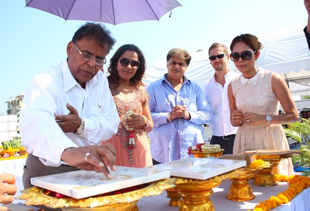 Universal Group managing director Harish Manwani (left) inscribes the headstone for the Seven Seas Condo Resort Jomtien at the foundation stone laying ceremony held at the construction site in Jomtien, March 13.