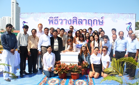 The Seven Seas Condo executive committee join with partners, agents and friends for a group photo following the project’s headstone laying ceremony in Soi Chaiyapruek.