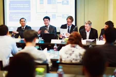 Board director Lionel Lee (2nd left), flanked by chairman Pradit Phataraprasit (far left) and company CEO Hubert R Viriot (center) talks at the press conference to announce Raimon Land’s record financial results for 2012.