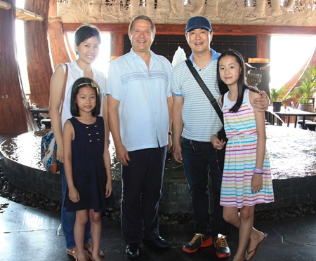 Wibool Leerattanakajorn (2nd right), managing director of Search Entertainment Co., Ltd. and TV Channel 3 management spent a few days vacationing at the Centara Grand Mirage Beach Resort Pattaya where they were welcomed by General Manager Andre Brulhart (centre).