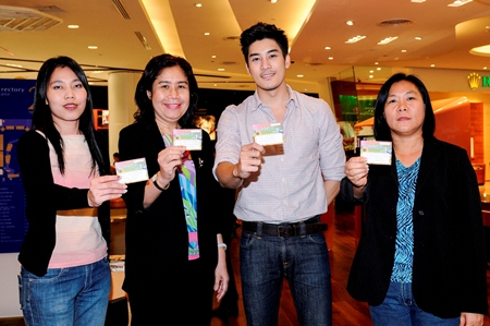 Penrung Jintanamaneerat (right), Director of Retail Outlets for King Power, along with senior management and with the help of superstar Ken Phupoom (2nd right) drew prizes worth more than 200,000 baht for their lucky shoppers during the ‘Summer Sale Smashing’ program recently. An iPad was also awarded to the shopper who spent more than anyone else.