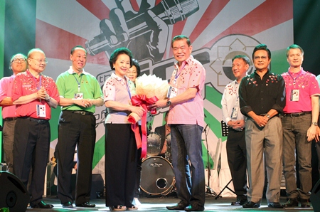 Capital Market Academy Class 15 President Somchai Bulsook inducted new members and presented Panga Vathanakul, Royal Cliff Managing Director and fellow CMA alumni, with a beautiful bouquet to symbolize his gratitude for her generous contribution during induction ceremonies for CMA Class 16 held at PEACH (Pattaya Exhibition And Convention Hall) recently. Capital Market Academy is under the sponsorship of the Stock Exchange of Thailand. This prestigious institute was established on April 29, 1995 for the purpose of educating senior executives about economy and the capital markets. Their dynamic vision includes corporate leadership, and the roles business plays in society.