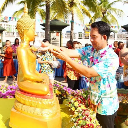 Mayor Itthiphol Kunplome pours water on Lord Buddha during Naklua Wan Lai.