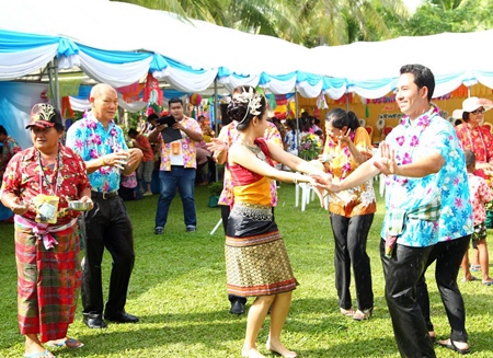 Mayor Itthiphol shows he can dance.