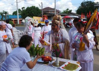 Folks in Rayong celebrate “Kuam Im’s” birthday.
