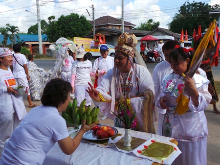 Folks in Rayong celebrate “Kuam Im’s” birthday.