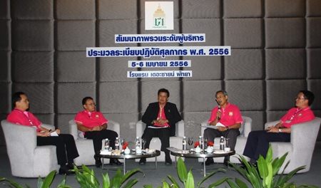 Government officials meet to discuss how to modernize the Customs Department.