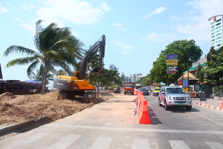 City workers have begun widening Beach Road in Pattaya by one, 3.5 meter wide lane.
