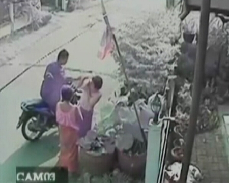 A security camera caught footage of Jaturong Nuamsree snatching a gold necklace from one of his victims in Sattahip.