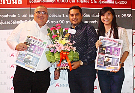 Kamolthep Malhotra, GM of Pattaya Mail Media Group, presents flowers to Volker Hellstern, MD of Hafele (Thailand) Limited, with Pawinee Kaewkert, during Hafele’s 90th Anniversary celebration.