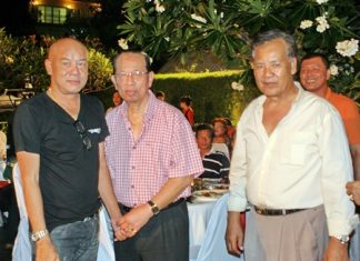 Yuparat Wongdaokul (left), president of the association, with F&B members welcome Anusak Rodbunmee (center), former president.