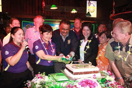 Pattaya Mail MD Peter Malhotra helps good friend Sopin Thappajug, MD of the Diana Group, cut the 25th anniversary birthday cake.
