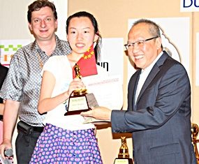 China’s Xu Ruoying is presented with the Female Challenger trophy by Dusit Thani General Manager Chatchawal Supachayanont (right).