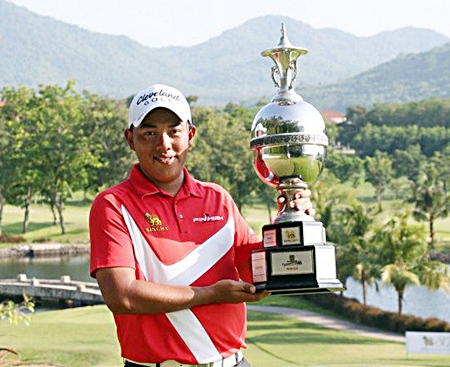 Kwanchai Tannin holds up the champion’s trophy after winning the 2013 Singha Pattaya Open golf tournament at Burapha Golf Club, Sunday, April 21. (Photo/All Thailand Golf Tour)