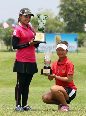 Ladies professional and amateur champions, Tap Palakawong Na Ayutthaya (left) and Pinyada Kuwanant (right) pose with their trophies. (Photo/All Thailand Golf Tour)