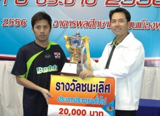 Pattaya mayor Ittipol Kunplome (right) presents the champions trophy to the captain of Royal Navy FC.