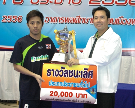 Pattaya mayor Ittipol Kunplome (right) presents the champions trophy to the captain of Royal Navy FC.