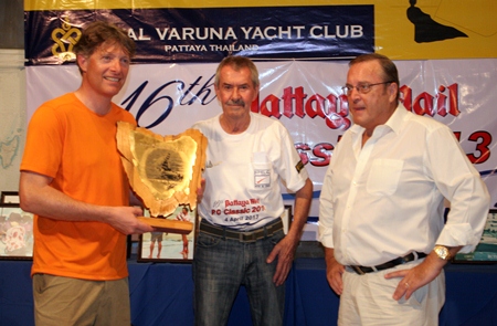 Jorgen Svendsen (left) receives the perpetual Pattaya Mail PC Classic trophy from Peter Cummins (center) and Ib Ottesen of Jomtien Boathouse (right).