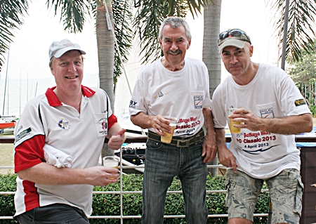 Peter Cummins stands tall with Dan Dorothy, Executive Editor Pattaya Mail (left) and Martin Bilsborrow, Asst. Editor Pattaya Mail (right).