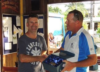 Dayle Hoek (right) receives his winning trophy from Matt, one of the Aussie Amateur tournament’s joint organisers.