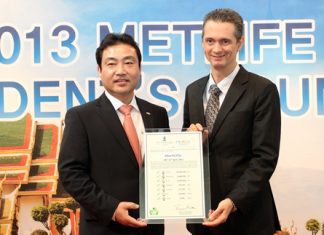Royal Cliff Hotels Group General Manager Christoph Voegeli (right) presents Metlife CEO Kim Jong Woon (left) with the Royal Cliff Green Certificate.