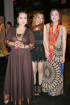 Mantra Social Director Supparatch ‘Amy’ Piyawatcharapun (center) welcomes Rungratree Thongsaai (left) and Som Corness (right) to the fabulous evening at the magnificent restaurant & bar.
