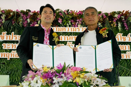 Mayor Itthiphol Kunplome (left) and Kampol Tansajja, director of Nong Nooch Tropical Gardens signed a memorandum of understanding in promoting and participating in the 4th Chelsea Floral Show 2013 which will be held in London, England on 22-26 May 2013. The theme for this year’s entry is entitled ‘Thailand: the people the culture the religion’.